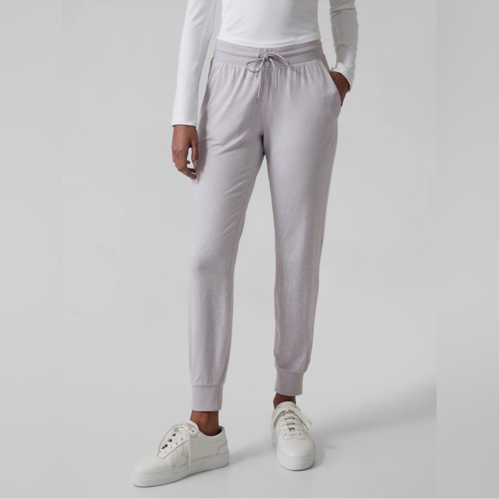 NWT Athleta Uptempo Jogger in Light Grey Small